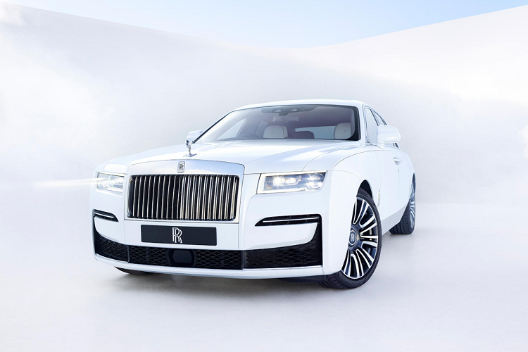 Khoang lái Ghost của Rolls-Royce hay các mẫu xe sang mới khác vẫn mang nét riêng không lẫn vào đâu. Đó là sự kết hợp giữa chất lượng nội thất hàng đầu với kỹ năng chế tác tinh xảo.