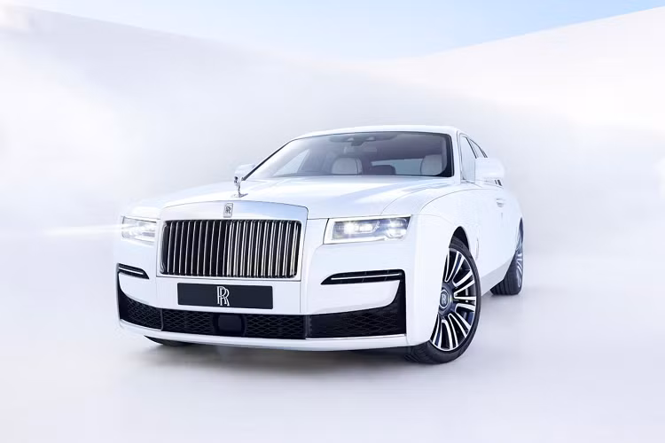Khoang lái Ghost của Rolls-Royce hay các mẫu xe sang mới khác vẫn mang nét riêng không lẫn vào đâu. Đó là sự kết hợp giữa chất lượng nội thất hàng đầu với kỹ năng chế tác tinh xảo.