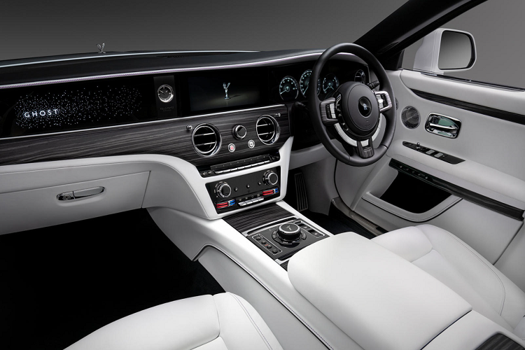 “Đó là lý do chúng tôi chưa bắt đầu sử dụng màn hình cảm ứng xúc giác. Trải nghiệm với cần số analog được thiết kế đẹp vẫn ăn đứt màn hình cảm ứng”, Alex Innes chia sẻ.