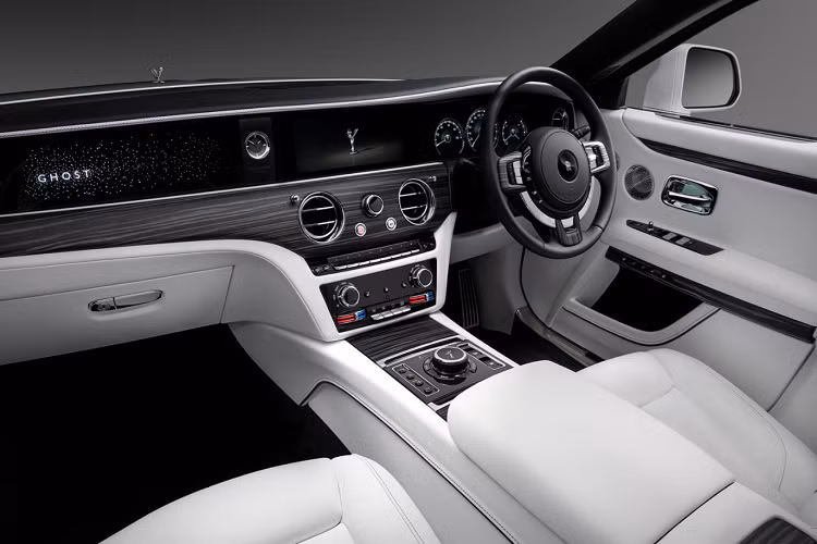 “Đó là lý do chúng tôi chưa bắt đầu sử dụng màn hình cảm ứng xúc giác. Trải nghiệm với cần số analog được thiết kế đẹp vẫn ăn đứt màn hình cảm ứng”, Alex Innes chia sẻ.