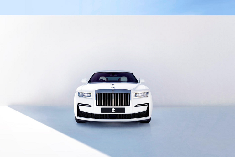 Dù bán ra thị trường các mẫu xe siêu sang Rolls-Royce có giá đắt đỏ nhất hiện nay, thương hiệu Anh quốc không phải cái tên đi đầu trong việc tích hợp công nghệ mới. Chỉ tới mẫu Ghost gần đây, Rolls-Royce mới triển khai các công nghệ như cảnh báo chệch làn, phát Wi-Fi, hay tự đỗ xe.