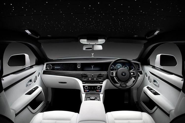 Tuy nhiên, hãng xe sang Rolls-Royce cũng không ngại trang bị công nghệ mới cho xe. Hãng từng dành hơn 10.000 giờ để hoàn thiện phần đầu xe có thể thắp sáng của Rolls-Royce Ghost.
