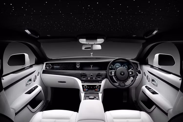 Tuy nhiên, hãng xe sang Rolls-Royce cũng không ngại trang bị công nghệ mới cho xe. Hãng từng dành hơn 10.000 giờ để hoàn thiện phần đầu xe có thể thắp sáng của Rolls-Royce Ghost.