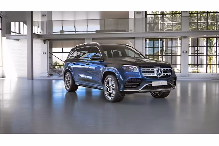 Nội thất “S-Class gầm cao” được trang bị hệ thống thông tin giải trí MBUX mới sử dụng cặp màn hình 12,3 inch bao gồm màn hình hỗ trợ lái và cảm ứng trung tâm đa kết nối Apple Carplay và Android Auto.