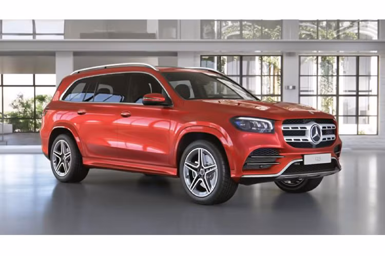 Cụ thể, gói trang bị AMG Line cho GLS 450 4Matic bao gồm “dàn chân” lắp bộ mâm đa chấu AMG có kích thước 21 inch với thông số lốp trước/sau lần lượt 275/45 R21 và 315/40 R21. Trang bị đèn pha thích ứng (adaptive LED) công nghệ MULTIBEAM LED, hệ thống treo khí nén AIRMATIC. Hiện chưa rõ Mercedes-Benz GLS 450 4Matic 2020 mới tại Việt Nam có tùy chọn với hệ thống treo E-Active Body Control hay không.