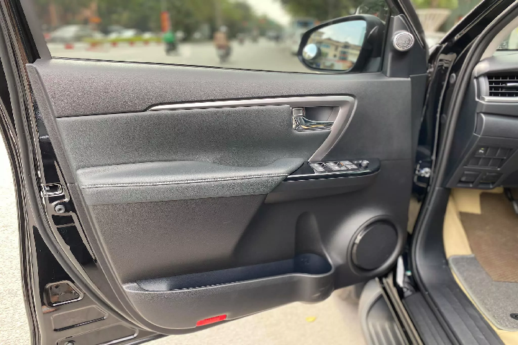 Từ trước đến nay, dòng xe Toyota Fortuner luôn được đông đảo khách hàng Việt quan tâm tin dùng bởi yếu tố bền bỉ, tiết kiệm đã được người dùng kiểm chứng, bên cạnh yếu tố bảo dưỡng sửa chữa với chi phí hợp lý, nhiều hệ thống đại lý trên toàn quốc, dễ mua dễ bán và khá giữ giá.