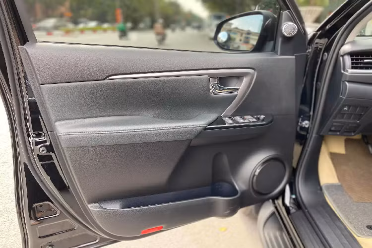 Từ trước đến nay, dòng xe Toyota Fortuner luôn được đông đảo khách hàng Việt quan tâm tin dùng bởi yếu tố bền bỉ, tiết kiệm đã được người dùng kiểm chứng, bên cạnh yếu tố bảo dưỡng sửa chữa với chi phí hợp lý, nhiều hệ thống đại lý trên toàn quốc, dễ mua dễ bán và khá giữ giá.