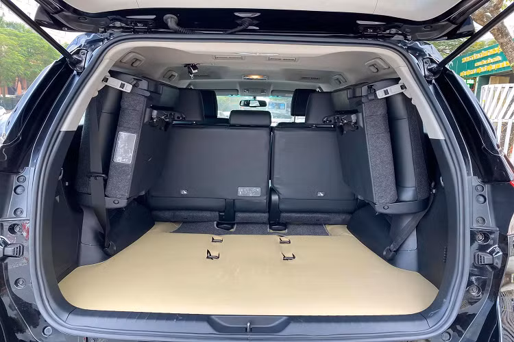 Nhìn chung, Toyota Fortuner 2021 phiên bản máy dầu 1 cầu số tự động cũng được trang bị khá nhiều “đồ chơi” thiết thực để phù hợp sử dụng cho gia đình như: Lẫy chuyển số đằng sau vô lăng, điều khiển hành trình, chìa khóa thông minh &amp; Khởi động bằng nút bấm, khoá cửa điện/ khoá từ xa. Ghế bọc da, ghế lái chỉnh điện, 2 giàn lạnh tự động, màn hình DVD 7 inch giải trí.