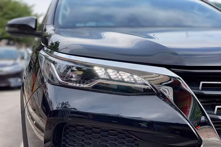 Hiện tại, Toyota Fortuner 2021 có tổng cộng 7 phiên bản đáp ứng đa dạng nhu cầu sử dụng khác nhau. Đồng thời trang bị an toàn và hỗ trợ lái trên các phiên bản hàng đầu của Fortuner 2021 cũng không thua kém bất kỳ đối thủ nào trong phân khúc.