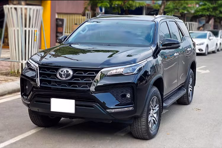 Toyota Fortuner 2021 dau tien len san xe cu, thet toi 1,13 ty