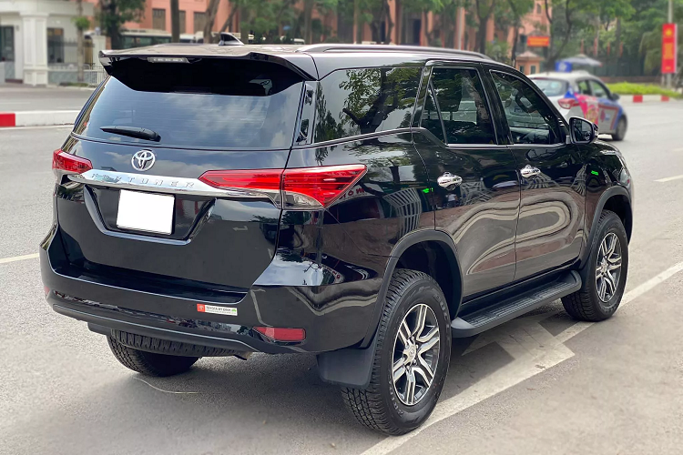 Theo thông tin rao bán, giá xe Toyota Fortuner 2021 chạy lướt trong bài viết này đang tìm chủ với mức 1,130 tỷ đồng. Tức cao hơn khoảng 40 triệu đồng so với giá bán đề xuất chính hãng là 1,088 tỷ đồng cho phiên bản Fortuner 2.4AT 4x2.