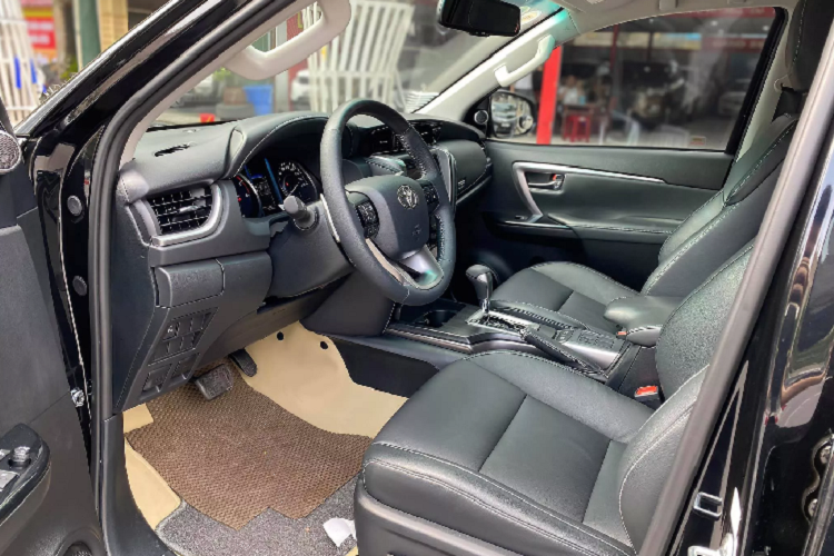 Thay vì lựa chọn “đập hộp” xe mới, lựa chọn xe chạy “lướt” sẽ giúp người mua tiết kiệm được một phần chi phí lăn bánh đáng kể. Tham khảo, phiên bản máy dầu 1 cầu số tự động của Fortuner 2021 có giá lăn bánh ở khu vực TP.HCM và Hà Nội sẽ rơi vào khoảng 1,160 – 1,170 tỷ đồng. Đó là chưa tính đến các chi phí phụ khác như “đồ chơi” cho xe, chi phí bảo hiểm khác cho xe, sau khi mua xe mới.