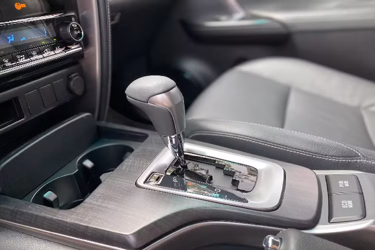 Mặc dù phiên bản này không có hệ thống an toàn Toyota Safety Sense, nhưng trang bị an toàn chủ động và bị động trên Fortuner 2021 cũng khá đầy đủ với loạt phanh ABS/BA/EBD, cân bằng điện tử, kiểm soát lực kéo, khởi hành ngang dốc, camera lùi và 7 túi khí.