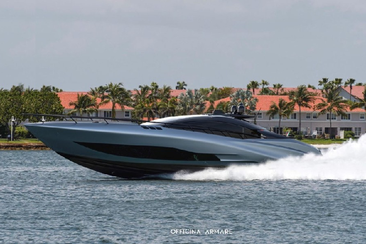 Với những chi tiết thiết kế ấn tượng và nguồn cảm hứng từ siêu xe như thế, A88 Gransport đang được tôn vinh là “Lamborghini Huracan Evo trên biển” bởi giới chuyên gia du thuyền. Đây là một nhận định khá hợp lý khi thực tế là trước đây Officina Armare đã từng cho đời một chiếc thuyền tốc độ cao lấy cảm hứng từ Lamborghini.
