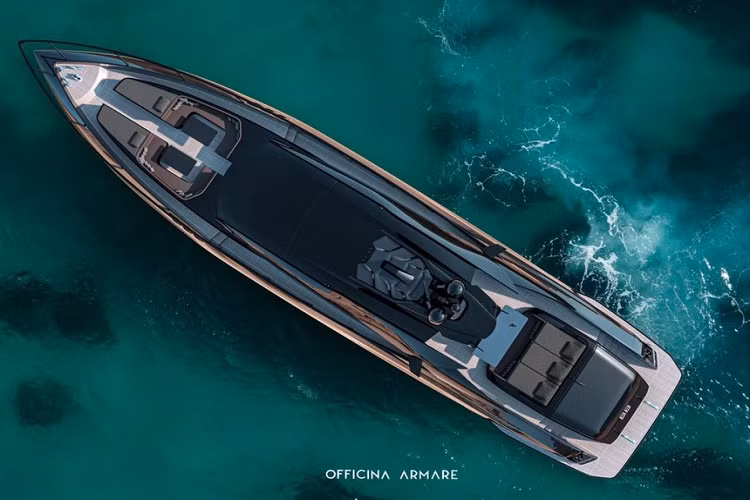 Trang chủ của công ty nói rằng du thuyền dài 26,8 mét này muốn truyền tải dáng vẻ của những siêu xe nổi bật nhất trên đường phố ngày nay, với một phần mui cứng khí động học kiểu coupe, 4 ống xả trên mặt nước bằng sợi carbon, phần cánh gió bên sườn bằng sợi carbon, phần mũi tàu cơ bắp và nhiều hốc hút gió.