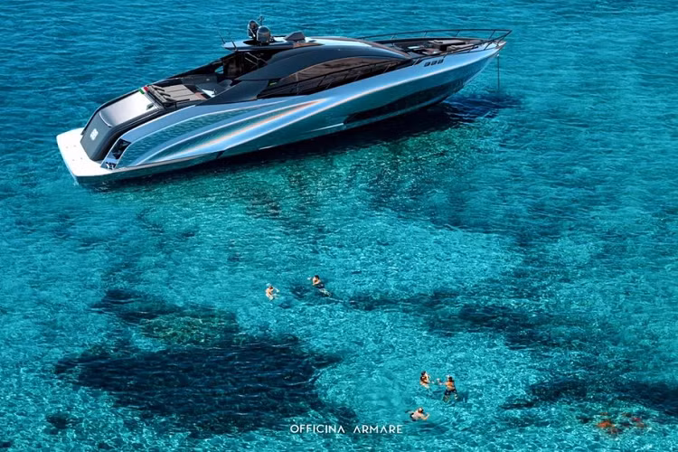 Dưới boong tàu là hai căn phòng cho khách với giường đôi và một phòng “master suite” với đủ trang bị sang trọng tiện nghi. Dựa theo Officina Armare, các bố cục khác nhau có thể cho phép sắp xếp 2-3 phòng khách và 1 một thủy thủ đôi.