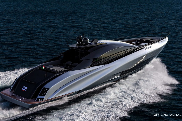 Phần boong tàu phía trước có hai tấm đệm tắm nắng lớn và một tấm mái che, nhưng hành khách cũng có thể đi ra phía sau và nằm tắm nắng dưới những tấm kính màu lớn. Trong khi đó, boong tàu phía sau có lắp đặt ghế da sofa và một khu vực ăn uống ngoài trời.