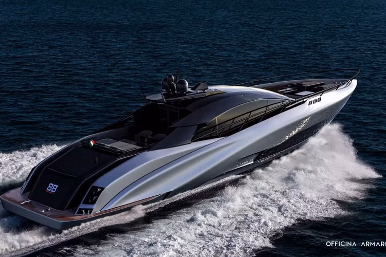 Phần boong tàu phía trước có hai tấm đệm tắm nắng lớn và một tấm mái che, nhưng hành khách cũng có thể đi ra phía sau và nằm tắm nắng dưới những tấm kính màu lớn. Trong khi đó, boong tàu phía sau có lắp đặt ghế da sofa và một khu vực ăn uống ngoài trời.