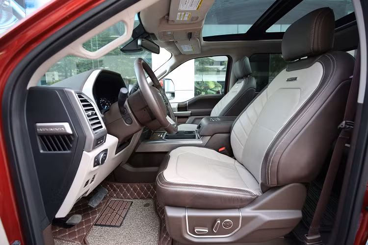 Ford F-450 Super Duty phiên bản Limited đã đặt ra các tiêu chuẩn sang trọng cho phân khúc xe bán tải hạng nặng cao cấp, nó hiện là đối thủ cạnh tranh trực tiếp với hai mẫu xe đồng hương Chevrolet Silverado 3500HD và Ram 3500 Longhorn.