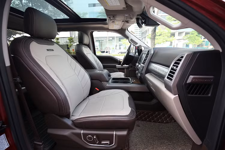 Mức giá xe Ford F-450 Super Duty khởi điểm tại thị trường quê nhà mỹ cũng không hề rẻ, nó dao động trong khoảng 46.375 – 75.585 USD (tương đương 1,07 – 1,7 tỉ đồng) cho phiên bản cao cấp nhất Limited và có thể chạm mức giá hơn 90.000 USD với những tùy chọn đi kèm.