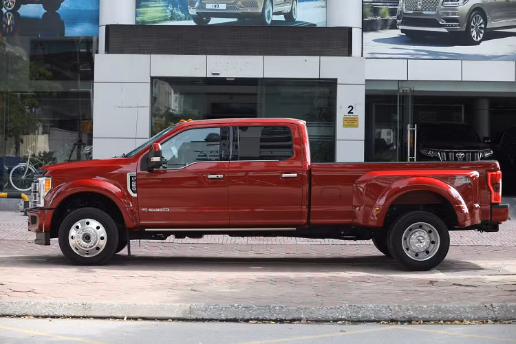 Với kích thước to lớn như vậy, chủ nhân chiếc xe này chắc chắc không thể dùng nó với mục đích di chuyển trong phố, nó thích hợp di chuyển đường dài và chuyên chở nhiều hàng hóa có kích thước lớn. Tất nhiên, ít có ai bỏ ra tới 6 tỉ đồng để mua chiếc bán tải ngoại cỡ này phục vụ cho việc chở hàng.