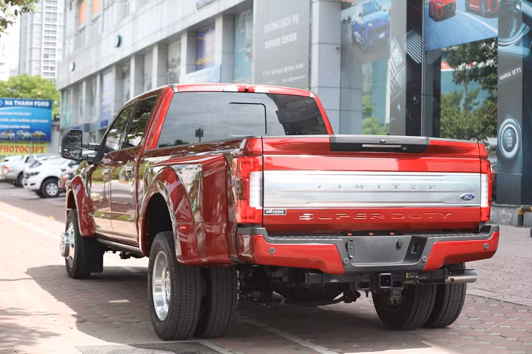 Chưa hết, chiếc Ford F-450 Super Duty đời 2018 này có tổng trọng lượng lên đến 4,5 tấn và để có thể đảm bảo cho việc vận hành chiếc xe này, Ford đã trang bị cho nó khối động cơ dầu V8 dung tích 6.7 lít Power Stroke, OHV cho công suất tối đa lên đến 450 mã lực tại 2.800 vòng/phút và mô men xoắn cực đại 1.267 Nm có được ngay ở vòng tua rất thấp 1.800 vòng/phút, kết hợp với hộp số tự động 6 cấp TorqShift.