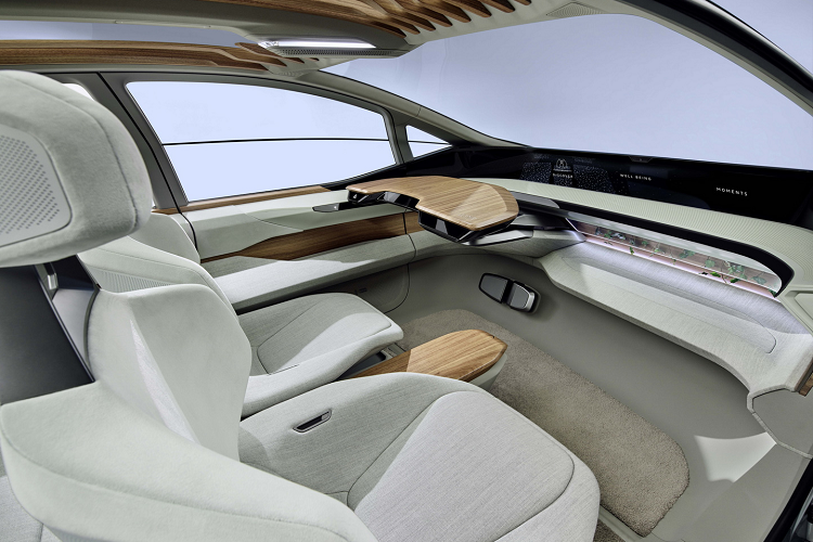 Bên cạnh đó, công nghệ dẫn đường “Intelligent Experience” sử dụng công nghệ AI mới cũng sẽ được trưng bày tại triển lãm. Công nghệ mới này sẽ có khả năng tự đọc bản đồ của hệ thống định vị trên xe để lưu lại những địa điểm mà chủ xe thường lui tới, kết hợp cúng với các yếu tố về thời gian, địa điểm, tình hình giao thông để đưa ra lựa chọn dường đi tốt hơn.