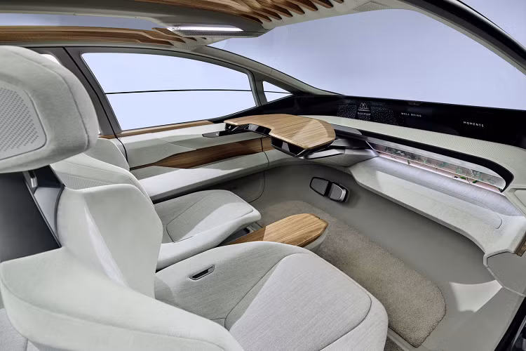 Bên cạnh đó, công nghệ dẫn đường “Intelligent Experience” sử dụng công nghệ AI mới cũng sẽ được trưng bày tại triển lãm. Công nghệ mới này sẽ có khả năng tự đọc bản đồ của hệ thống định vị trên xe để lưu lại những địa điểm mà chủ xe thường lui tới, kết hợp cúng với các yếu tố về thời gian, địa điểm, tình hình giao thông để đưa ra lựa chọn dường đi tốt hơn.