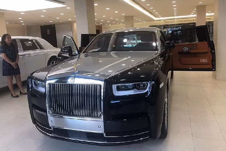 Chỉ còn chưa đầy 2 tuần nữa là đến Tết Nguyên đán, hiện tại, các công ty nhập khẩu tư nhân trong nước đang đẩy mạnh quá trình giới thiệu các mẫu xe đang có trong showroom của mình cũng như rao bán các mẫu xe mới. Một trong số đó chính là chiếc xe siêu sang Rolls-Royce Phantom VIII có vách ngăn riêng tư đang được chào hàng với giới nhà giàu Việt.