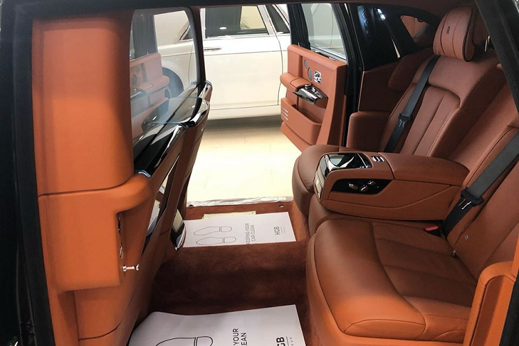 Vì thế nhiều người mê xe khẳng định, giá xe sang Rolls-Royce Phantom VIII độc đáo với tuỳ chọn vách ngăn với mức giá lên đến hơn 30 tỷ đồng này chắc chắn sẽ có chủ nhân mới trước Tết Nguyên đán.