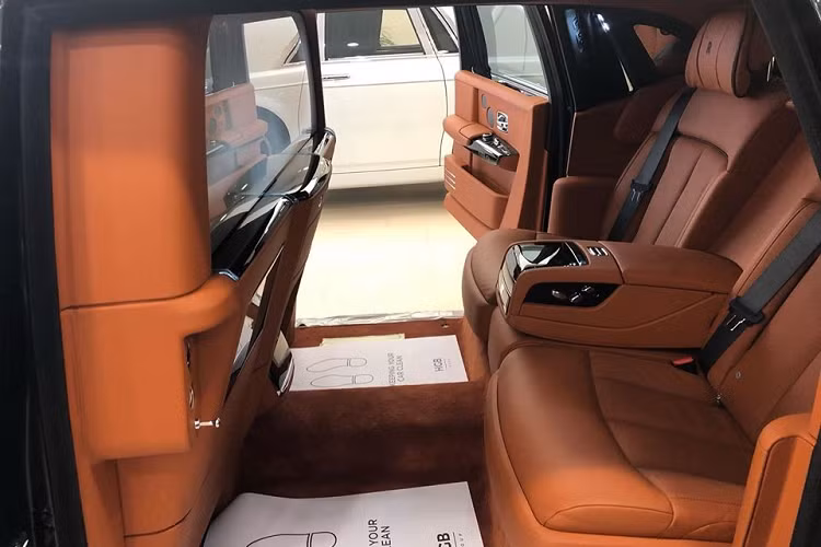 Vì thế nhiều người mê xe khẳng định, giá xe sang Rolls-Royce Phantom VIII độc đáo với tuỳ chọn vách ngăn với mức giá lên đến hơn 30 tỷ đồng này chắc chắn sẽ có chủ nhân mới trước Tết Nguyên đán.