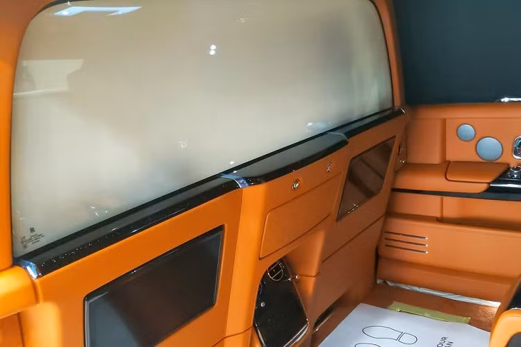 Xe sở hữu vách ngăn bằng kính đã được chuyển sang chế độ đục giữa khoang hàng khách và người lái trên mẫu xe siêu sang Rolls-Royce Phantom thế hệ thứ 8 đang được chào bán với nhà giàu Việt. Nói về tấm kính vách ngăn trên chiếc xe siêu sang Rolls-Royce Phantom VIII này, người ngồi hàng ghế phía sau có thể điều chỉnh kính từ loại trong suốt cho đến trạng thái màu đục.