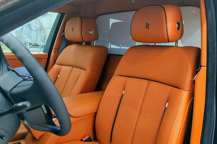 Không chỉ mang đến tính riêng tư cho hành khách phía sau, vách ngăn này còn đảm bảo những cuộc trò chuyện của người ngồi hàng ghế sau sẽ không lọt vào khoang tài xế. Để liên lạc với tài xế, người chủ chỉ cần thông qua điện thoại nội bộ được trang bị bên trong xe khá tiện lợi và đảm bảo tính riêng tư.