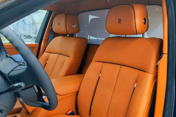 Không chỉ mang đến tính riêng tư cho hành khách phía sau, vách ngăn này còn đảm bảo những cuộc trò chuyện của người ngồi hàng ghế sau sẽ không lọt vào khoang tài xế. Để liên lạc với tài xế, người chủ chỉ cần thông qua điện thoại nội bộ được trang bị bên trong xe khá tiện lợi và đảm bảo tính riêng tư.