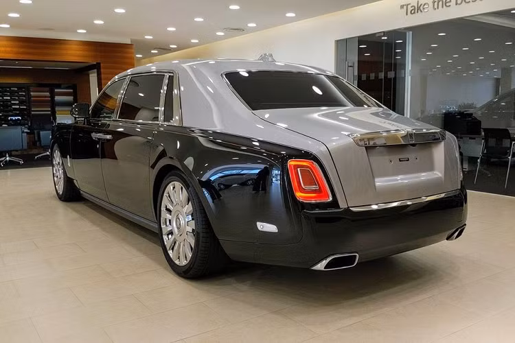 Rolls-Royce Phantom thế hệ thứ 8 có bản tiêu chuẩn và trục cơ sở dài EWB, không phải chiếc Rolls-Royce Phantom VIII EWB nào cũng có vách ngăn, nhưng xe Rolls-Royce Phantom có tuỳ chọn nổi bật này phải là bản trục cơ sở dài. Rolls-Royce Phantom VIII có vách ngăn riêng tư đang ở Campuchia không phải ngoại lệ.