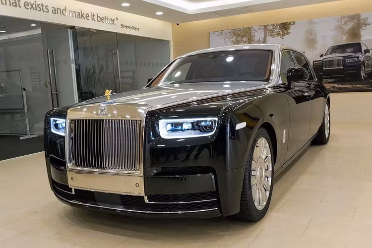 Nhìn bên ngoài chiếc xe siêu sang Rolls-Royce Phantom VIII có vách ngăn riêng tư đang ở Campuchia không có gì nổi bật, xe trang bị ngoại thất 2 màu sơn đó là đen Diamond phối cùng nửa thân trên xe màu bạc. Các chi tiết của xe được mạ crôm bóng loáng.