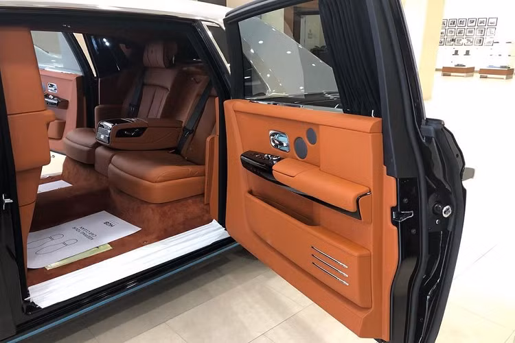 Theo thông tin chúng tôi có được, chiếc xe siêu sang Rolls-Royce Phantom thế hệ thứ 8 được một người chuyên nhập xe độc về Việt Nam đang chào hàng với đại gia Việt hiện đang cư trú trong showroom của Rolls-Royce Motor Cars Phnom Penh, Campuchia.