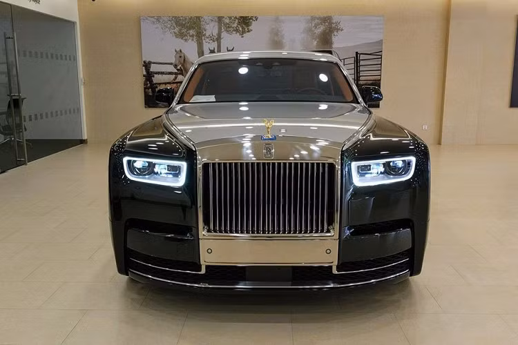 Được biết, hình ảnh về chiếc xe siêu sang Rolls-Royce Phantom VIII có vách ngăn ở khoang hành khách và tài xế đã được đại lý Rolls-Royce Motor Cars Phnom Penh chia sẻ vào tháng 8/2019, tức sau 4 tháng chiếc Rolls-Royce Phantom VIII Privacy Suite của đại gia Hồng Kông lộ diện trên truyền thông quốc tế.