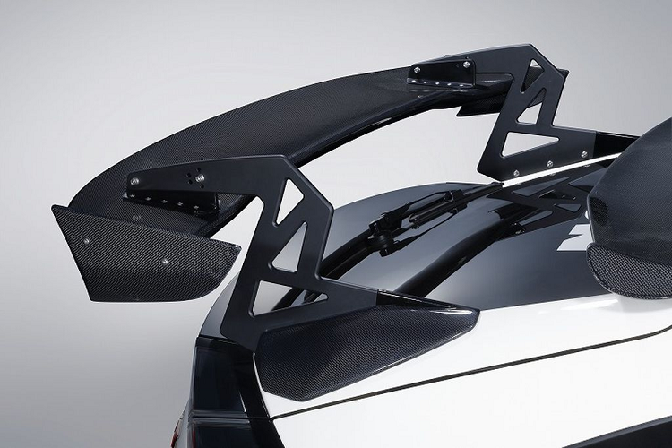 Chưa hết, phiên bản Honda Civic Type R mới này còn được gắn thêm cánh lướt gió từ chất liệu carbon với thiết kế “cổ thiên nga”. Không chỉ mang lại hiệu ứng thẩm mỹ, kiểu thiết kế này còn ghi điểm nhờ tính khí động học, giúp nâng cao khả năng vận hành của chiếc hatchback thể thao. Cuối cùng, sẽ là thiếu sót nếu không nhắc tới bộ mâm hợp kim 5 chấu SW388 với kích thước 18-inch của phiên bản Civic này.