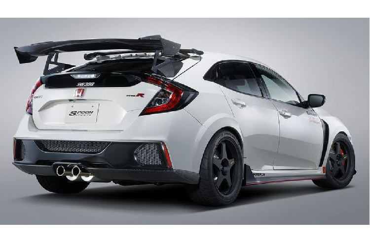 Về hệ thống treo, vẫn tin dùng bộ giảm chấn thích ứng của Type R nhưng Spoon đã trang bị trên phiên bản này các lò xo mới nhằm giảm khoảng sáng gầm xe xuống khoảng 20 mm. Cuối cùng, khoang máy của chiếc Civic Type R này cũng được làm mới với màu đỏ hoặc vàng đậm chất thể thao