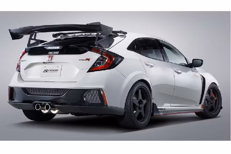 Về hệ thống treo, vẫn tin dùng bộ giảm chấn thích ứng của Type R nhưng Spoon đã trang bị trên phiên bản này các lò xo mới nhằm giảm khoảng sáng gầm xe xuống khoảng 20 mm. Cuối cùng, khoang máy của chiếc Civic Type R này cũng được làm mới với màu đỏ hoặc vàng đậm chất thể thao