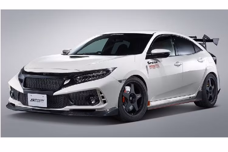 Từng giới thiệu “nhỏ giọt” từng bộ phận trong suốt nhiều tháng qua, Spoon mới đây đã cho ra mắt gói độ hoàn chỉnh cho thế hệ FK8 của chiếc xe thể thao Honda Civic. Về tổng quan, đây là một phiên bản hầm hố hơn khá nhiều so với chiếc xe từ nhà sản xuất.