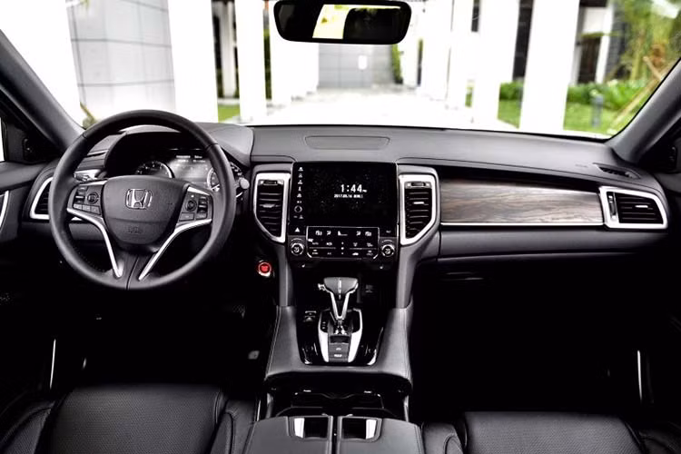 Tuy có kích thước nhỉnh hơn nhưng Honda UR-V 2020 chỉ được trang bị nội thất 5 chỗ thay vì 7 chỗ như CR-V. Tại thị trường Trung Quốc, mẫu SUV lai Coupe này có những trang bị nội thất đáng chú ý như cửa sổ trời toàn cảnh, màn hình cảm ứng trung tâm 8 inch, camera lùi, mở cửa không cần chìa khóa, ghế bọc da, điều hòa tự động đa vùng và hệ thống kiểm soát hành trình. 