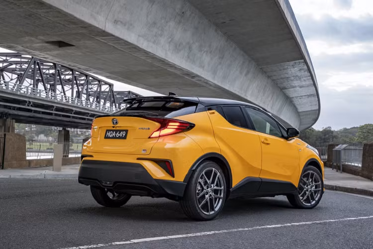 Tương tự M Sport của BMW, các mẫu xe gắn mác GR Sport của Toyota không có sự nâng cấp về hiệu suất. Bên dưới nắp ca-pô của Toyota CH-R GR Sport mới vẫn là động cơ hybrid mạnh 120 mã lực. Sức mạnh được cung cấp từ động cơ xăng 1.8L sản sinh công suất 92 mã lực, mô-men xoắn 142 Nm và mô-tơ điện cho ra 70 mã lực, 163 Nm.