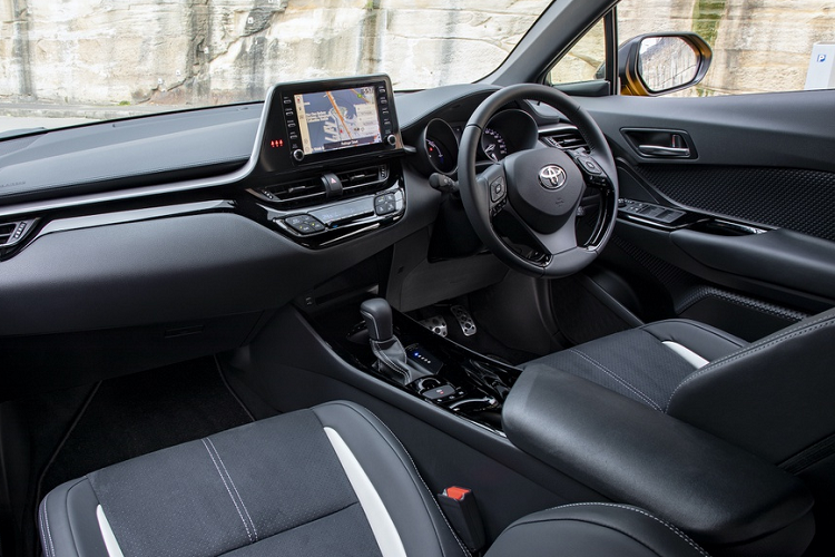 Ca-bin của CH-R GR Sport được bọc da màu đen đi kèm các họa tiết màu xám đậm, đen bóng và huy hiệu GR. Các trang bị tiêu chuẩn của phiên bản thể thao này gồm đèn LED trước sau, keyless entry, đề nổ bằng nút bấm, điều hòa 2 vùng, kính tự động chống chói, màn hình giải trí 8 inch cảm ứng và dàn âm thanh 6 loa.