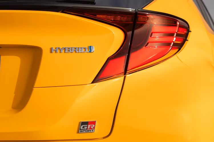 Xe có 5 màu đi kèm, mức giá xe Toyota C-HR GR Sport 2021 khởi điểm từ 37.665 AUD (tương đương 27.750 USD - khoảng 637 triệu đồng) tại thị trường Australia.