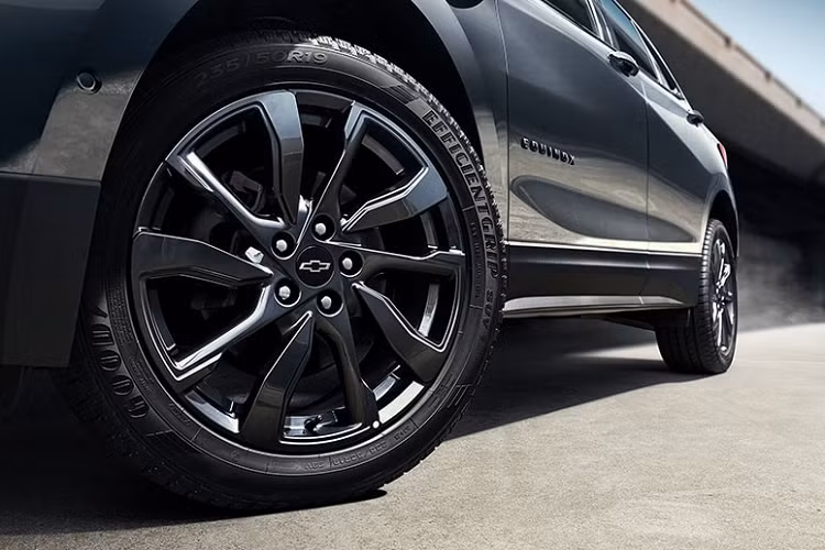 Để tách biệt khỏi các bản xe còn lại, Chevrolet Equinox bản RS có lưới tản nhiệt và logo màu đen, một huy hiểu RS màu đỏ nằm trên lưới tản nhiệt, cũng như nội thất bọc da với chỉ khâu đỏ, vo lăng và cần số kiểu thể thao, cộng thêm vài chi tiết có dấu ấn RS nữa.