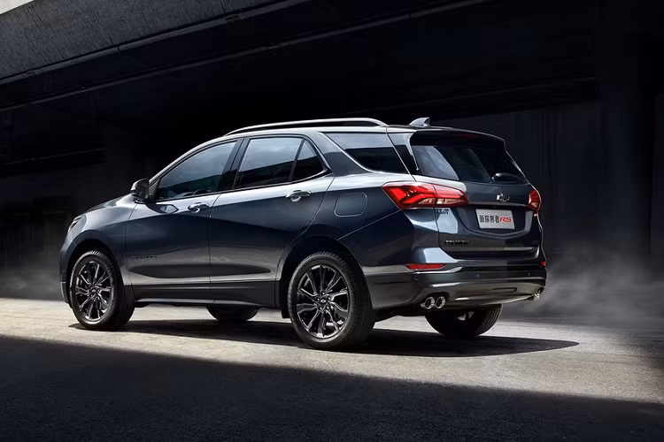 Trong khi đó, bản động cơ tăng áp dung tích 1.5 lít phối hợp hộp số 6 cấp sẽ tiết kiệm hơn một chút với 6,8 lít/100 km. Bên cạnh đó, xe có trang bị hệ dẫn động 2 cầu, và chạy bằng bộ la-zăng 19 inch với lốp Goodyear chống low-rolling.