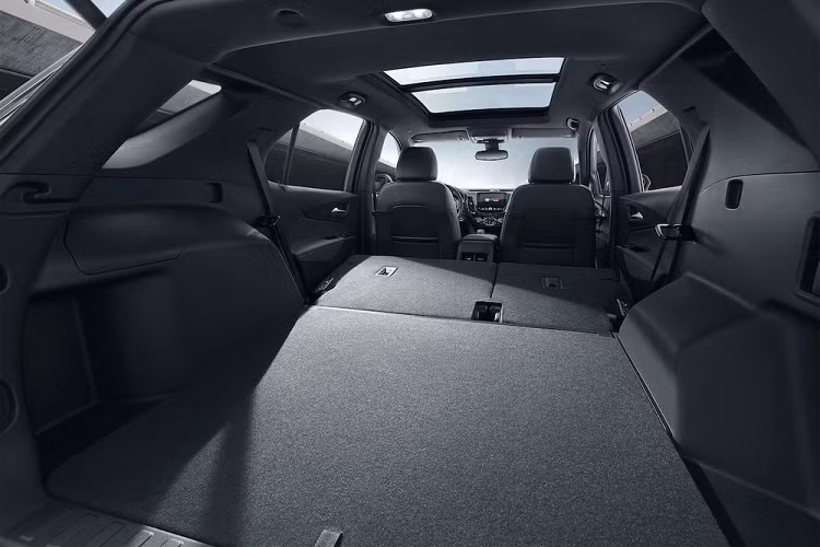 Những trang bị an toàn của xe gồm phanh khẩn cấp tự động, cảnh báo va chạm phía trước, cảnh báo rời làn đường, cảnh báo vùng điểm mù, cảnh báo đổi làn đường và cảnh báo va chạm cắt ngang khi lùi.