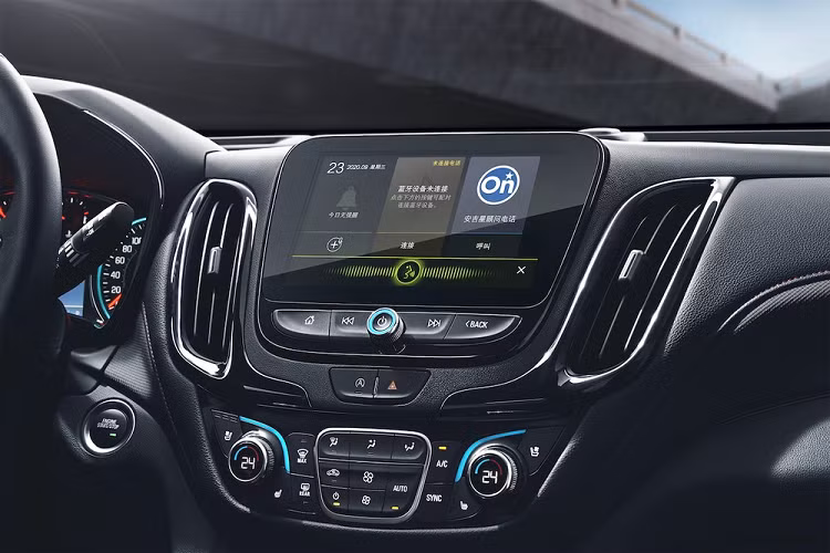 Đồng thời, nội thất xe còn có ghế ngồi phía trước tích hợp tính năng sưởi ấm và thông gió, hệ thống điều hòa 2 vùng với tính năng lọc không khí, hệ thống cách âm chủ động và hệ thống âm thanh cao cấp Bose.